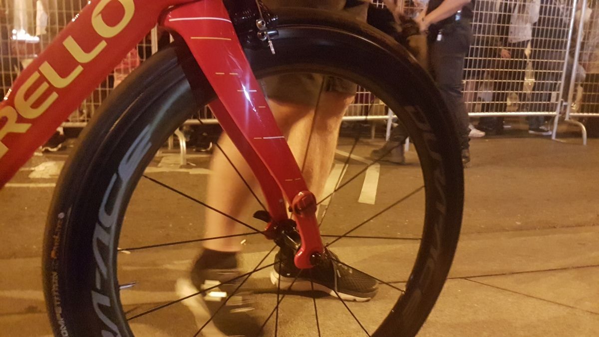 Shimano Dura-Ace R9100 wheels, 60mm rim depth, are matched with 25mm Continental Competition ALX tubular tyres