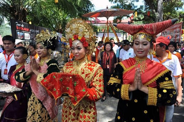 Dignitaries have a ceremony before the start of stage 1.