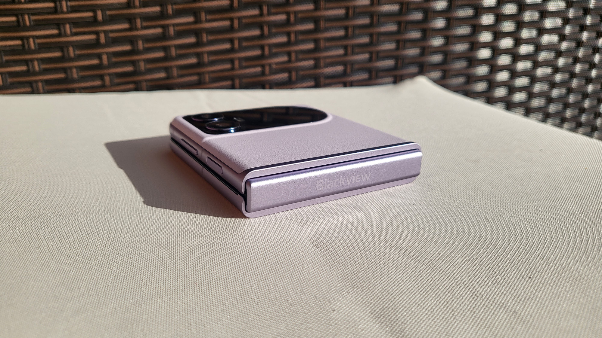 Le smartphone Blackview Hero 10 sur un coussin beige