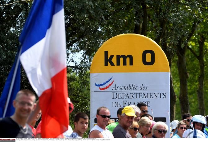 Kilometer zero in &Eacute;vry and the race can start