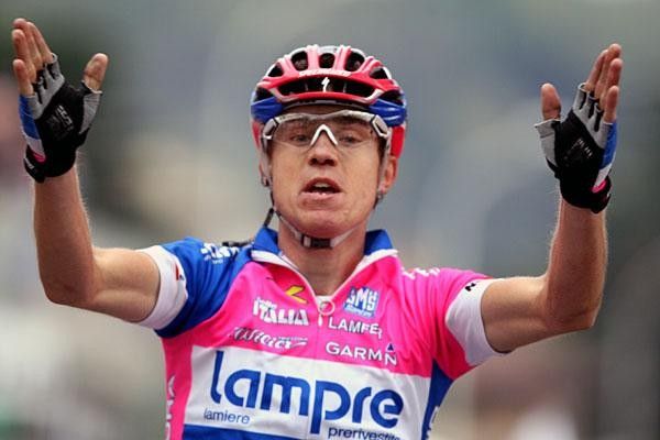 Cunego celebrates his win