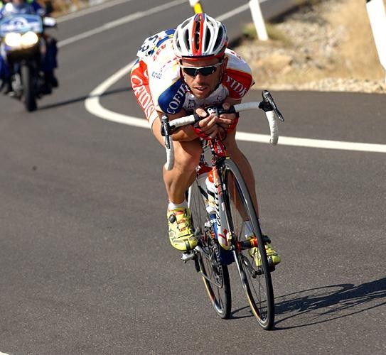 Jimmy Casper (Cofidis) looks for the bunch on a descent