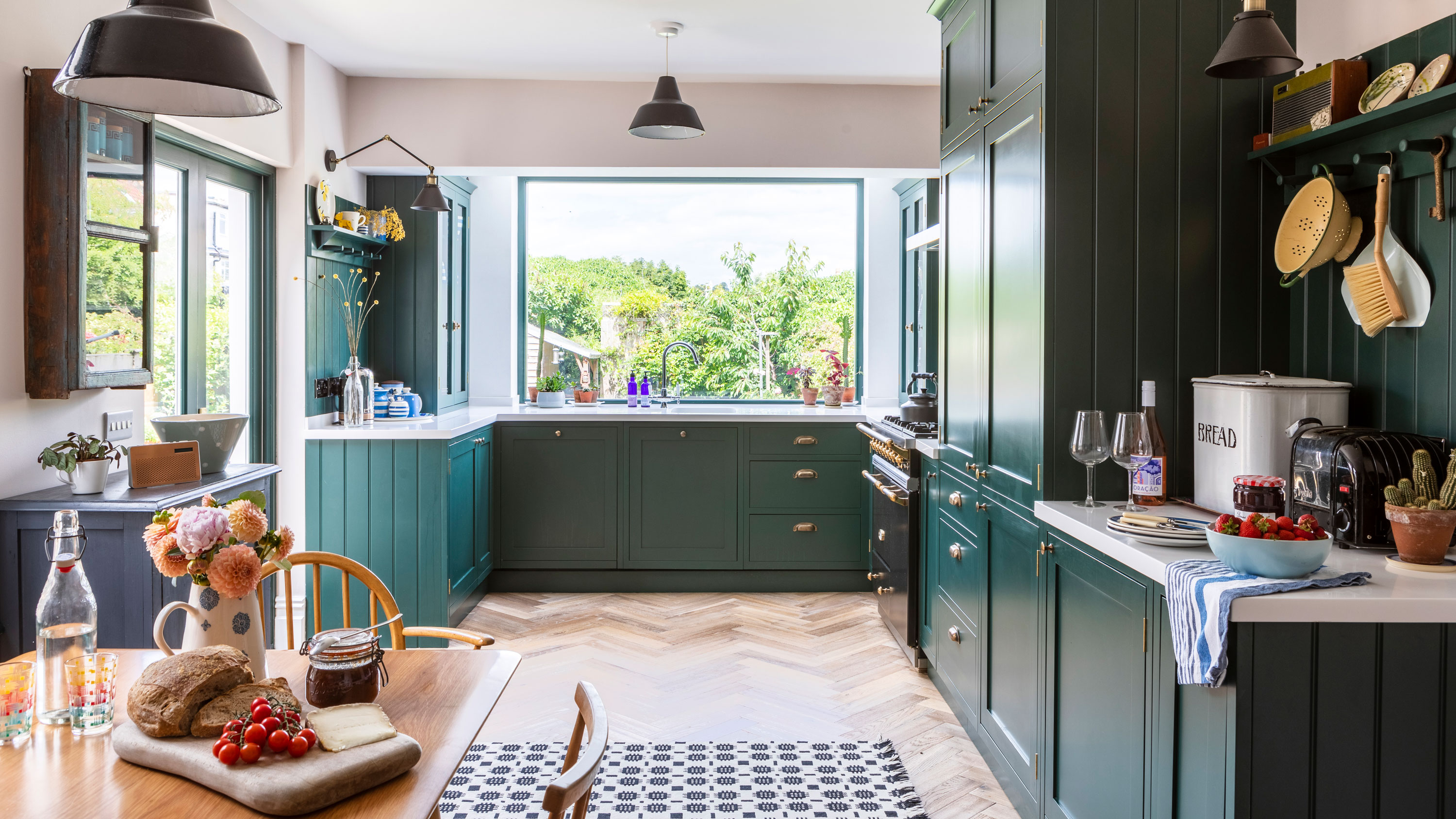 37 Gorgeous Ideas for the Perfect Black and White Kitchen