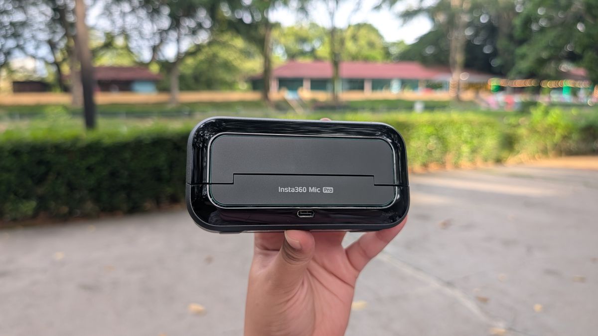 Insta360 Mic Pro mic with E Ink displays