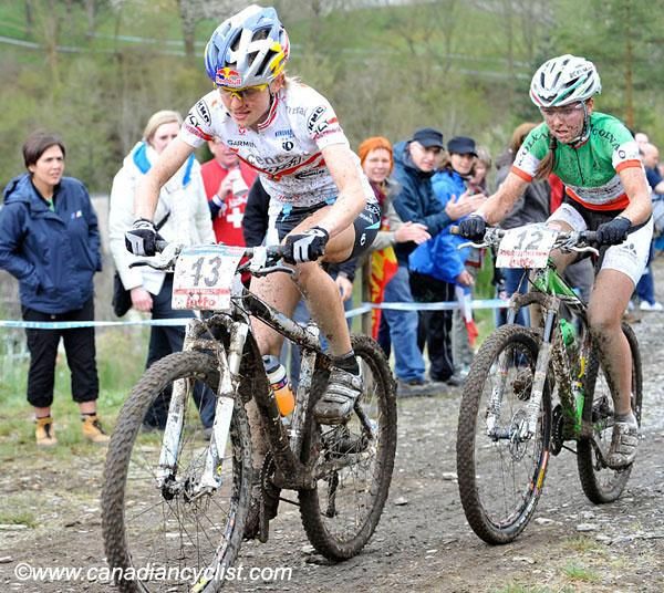 Elisabeth Osl leads eventual winner Eva Lechner.