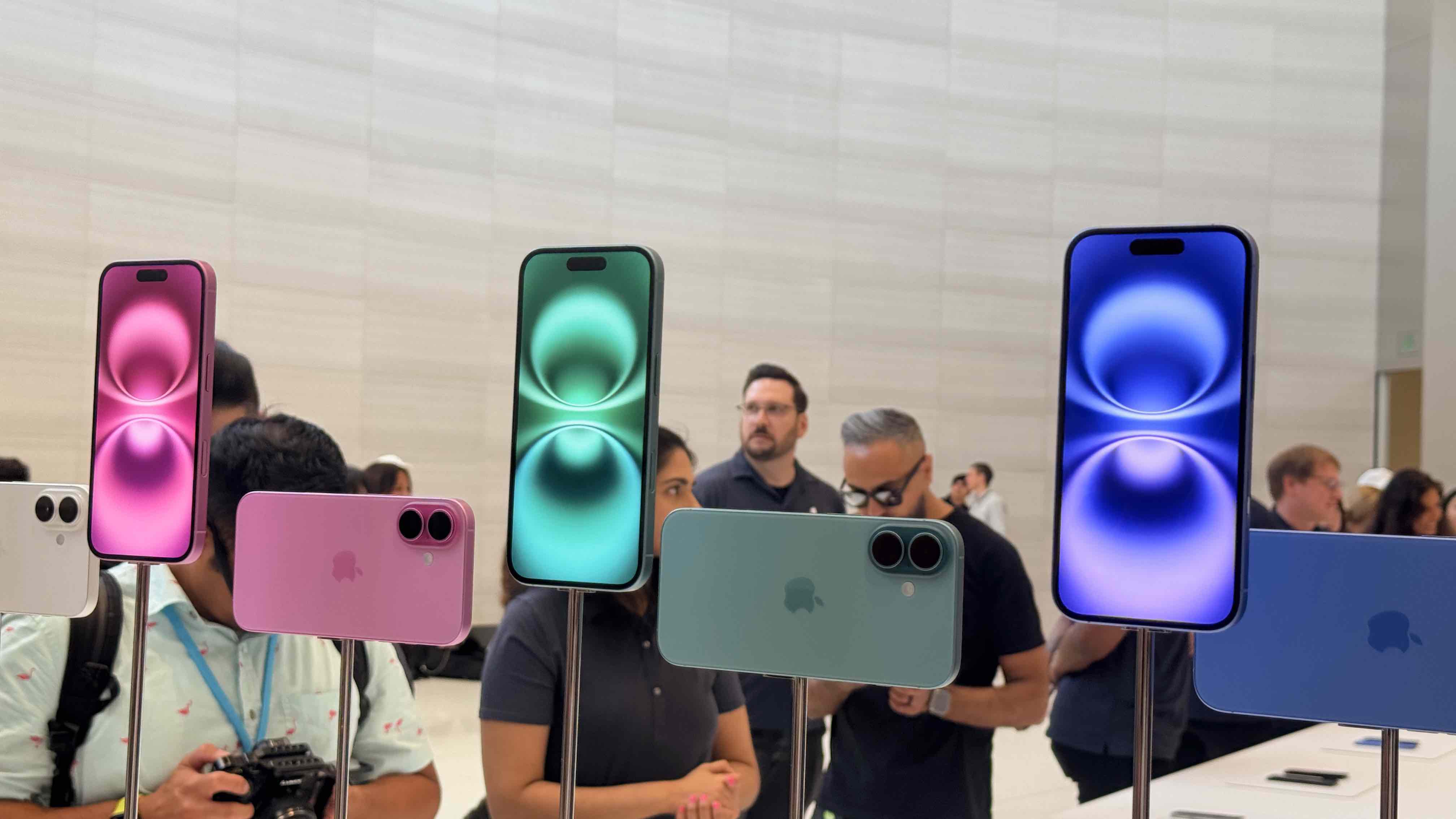 Apple iPhone 16 en rosa, verde azulado y súper azul marino