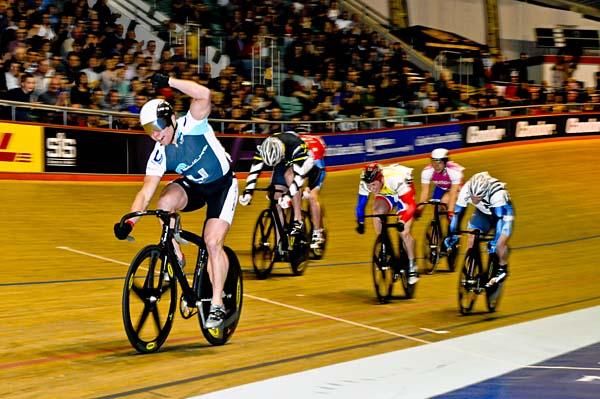 Craig Maclean storms the Keirin