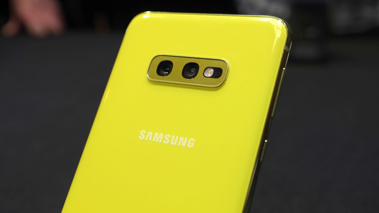 Samsung Galaxy S10e Review Samsung S Pocket Superstar Impresses In Almost Every Way T3