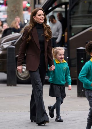 Kate Middleton holds hands with primary school pupil as she arrives at the National Portrait Gallery in London on February 4th 2025