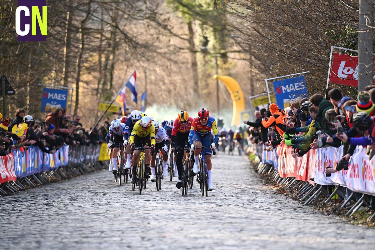 The men&#039;s peloton at Omloop Het Nieuwsblad