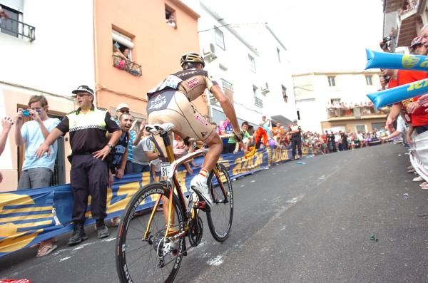 Jose Alberto Benitez (Footon-Servetto) tackles the tough final climb to Valdepe&ntilde;as de Ja&eacute;n.