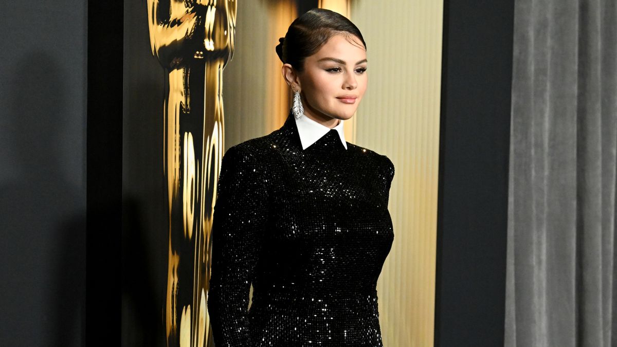 Selena Gomez sert mercredi Addams Goth Glamour sur le tapis rouge des Governors Awards 2024