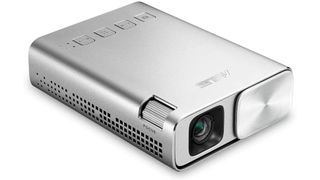 En ASUS ZenBeam E1 Portable LED Projector visas upp mot en vit bakgrund.