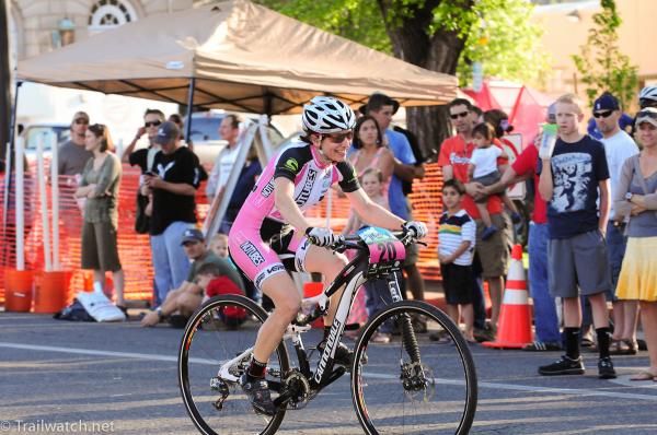 Nina Baum (NoTubes) appearing to be having a good time