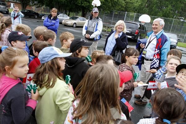 Young students get a special "class" on how become a commissaire, a few minutes before the start of stage three.