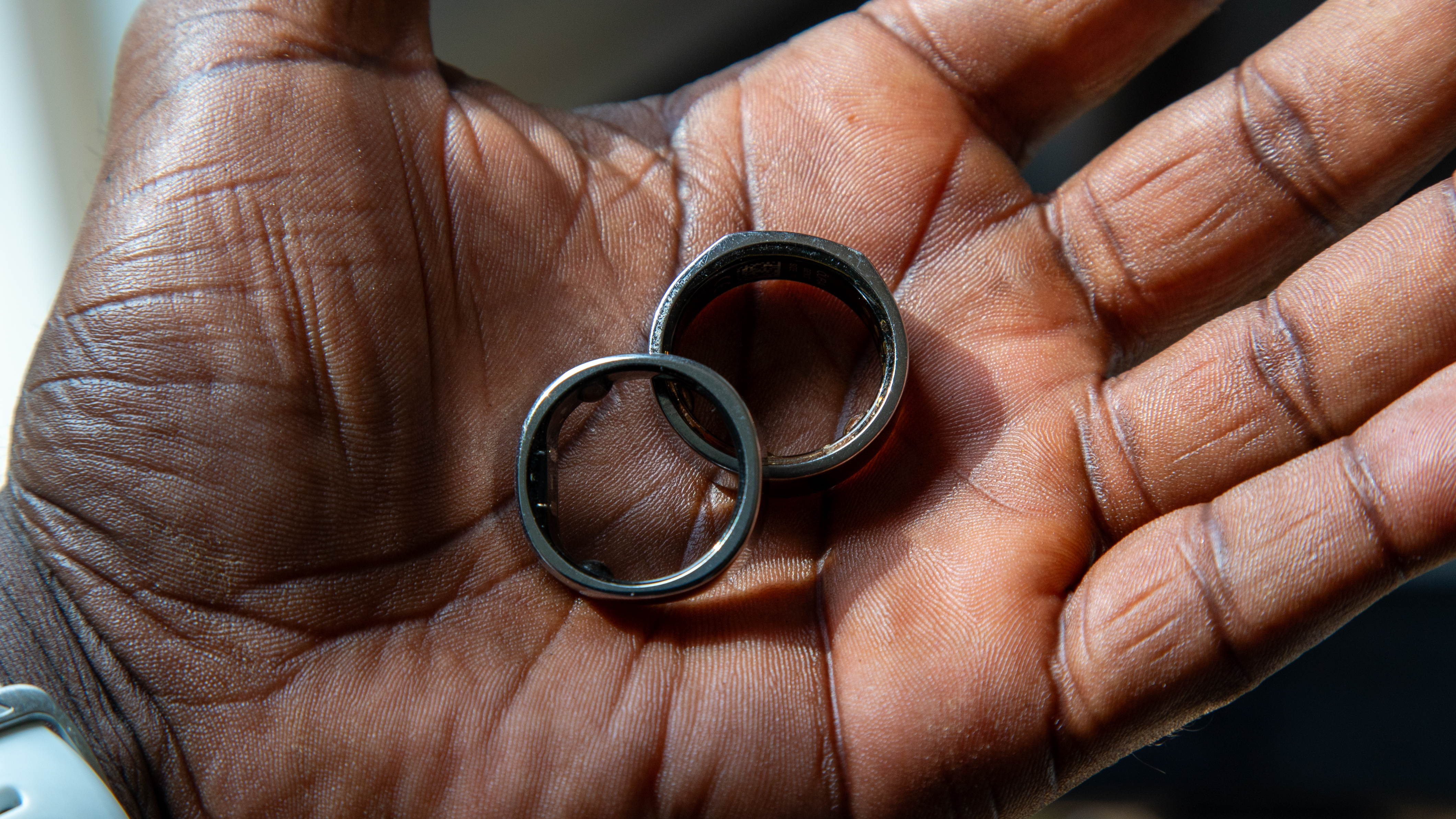 The RingConn Gen 2 Smart Ring and the Oura Ring Gen 3 in hand