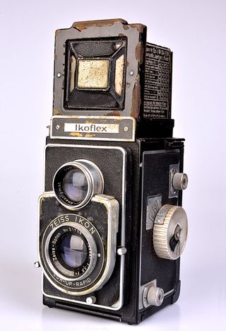 Twin-lens reflex cameras