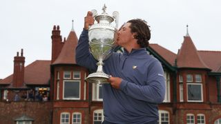 Aldrich Potgieter kisses the trophy after winning the 2022 R&A Amateur Championship