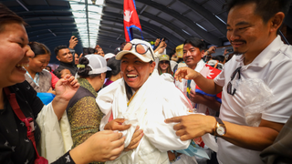 Sherpas return to hero's welcome