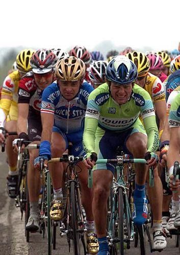 Di Luca and Bettini try to keep the mud out of their eyes
