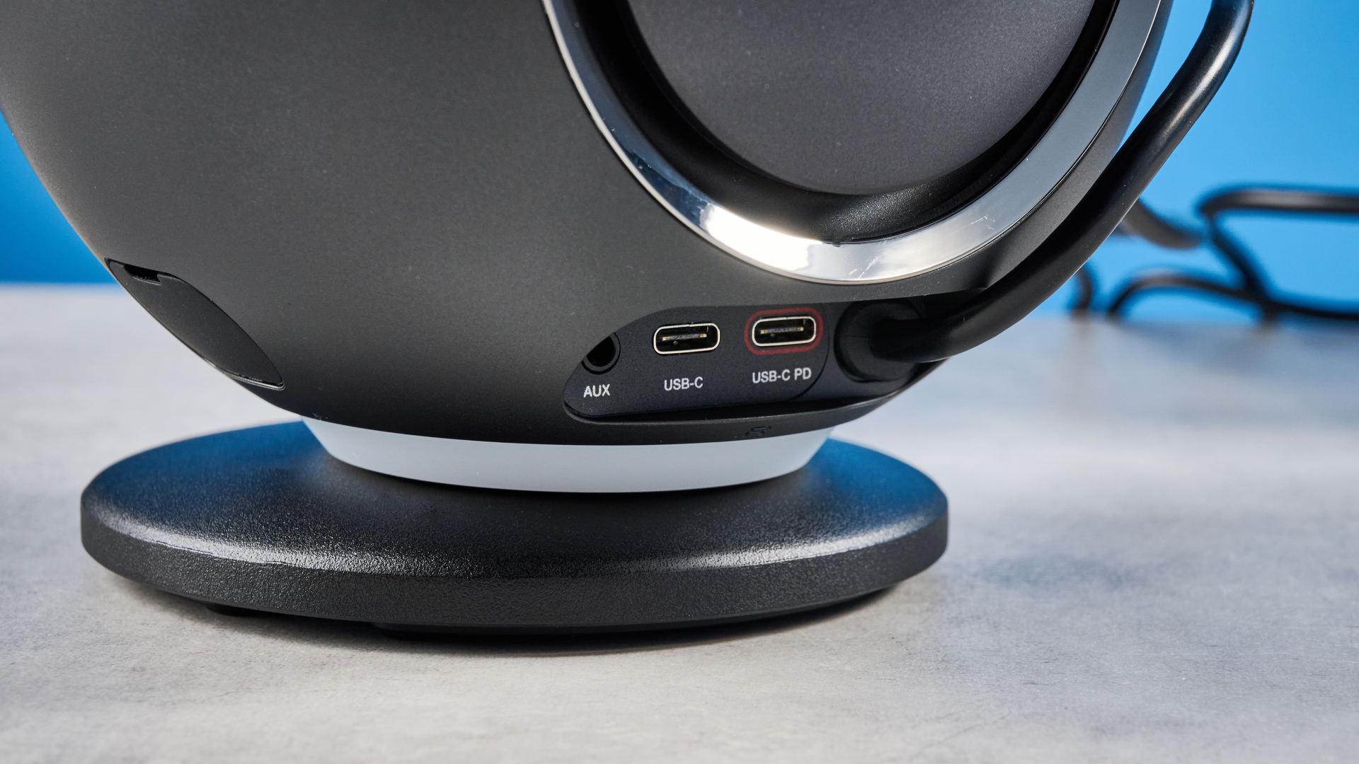 Black Creative Pebble Nova computer speakers