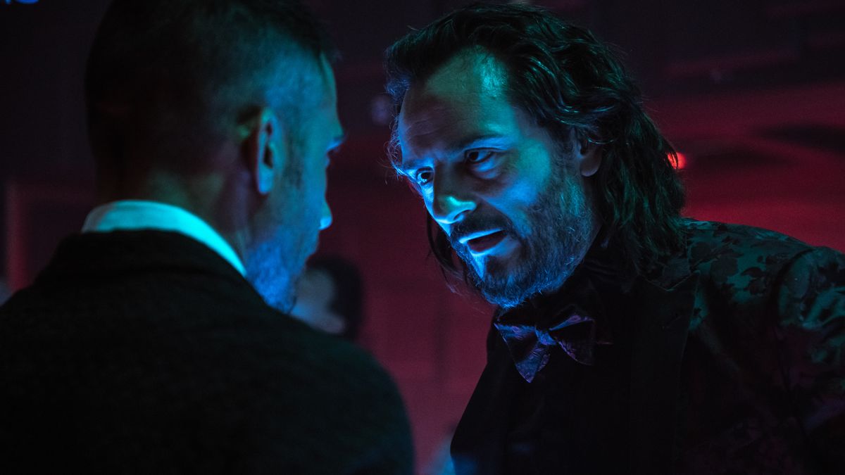 Asier Etxeandia as Romeo i n"Sky Rojo" on Netflix.
