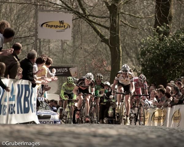 The day's main break on the Kemmelberg