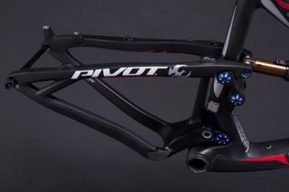The fully enclosed carbon fiber rear triangle is attached to the carbon main frame with two stout links - one aluminum and one carbon fiber