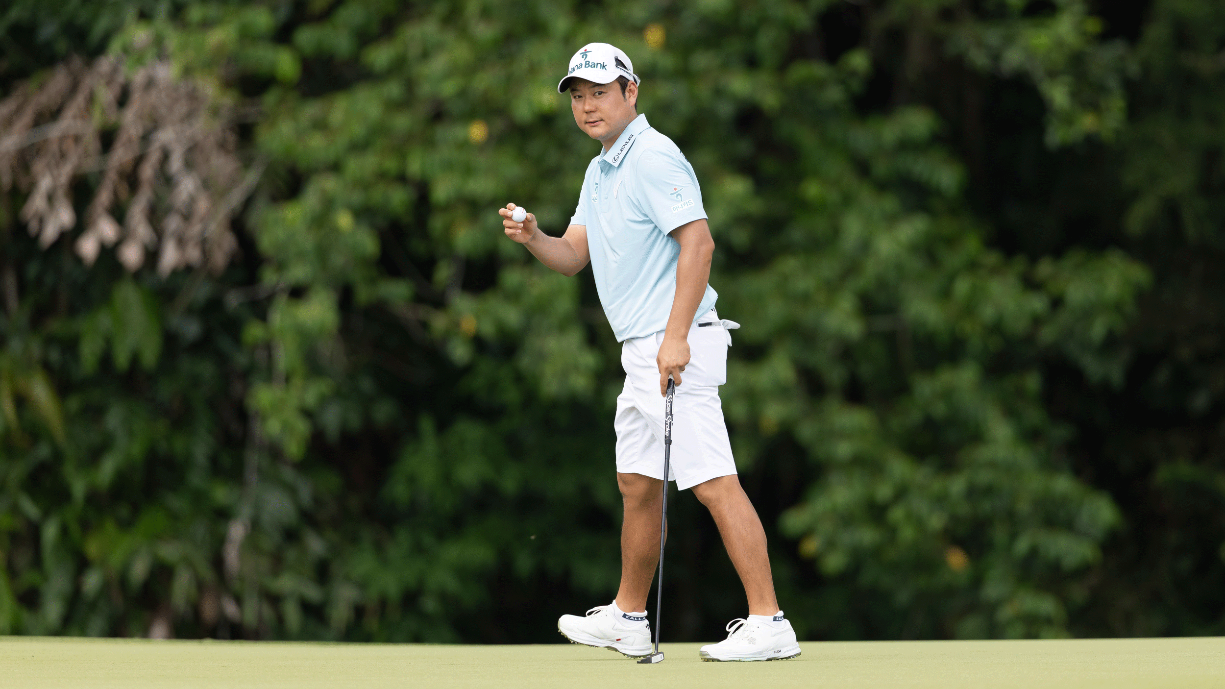South Korea's Jeongwoo Ham acknowledges the crowd at the Singapore Open during his win in 2026