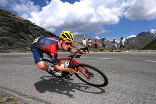 Tom Pidcock descending Alpe d’Huez in Stage 12 in the 2022 Tour de France
