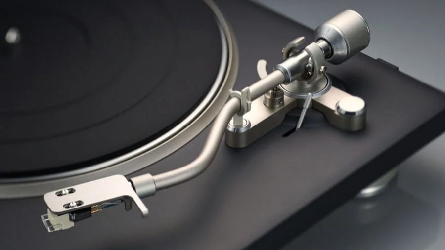 Denon DP-500BT in black tonearm close-up shot