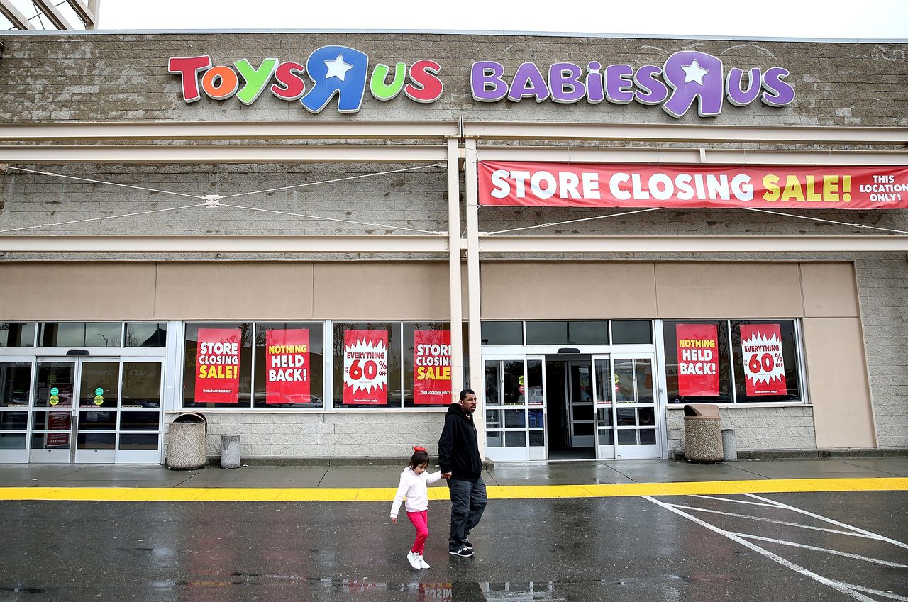 Closing Toys R Us location in California