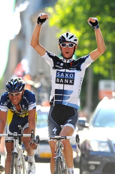Fr&auml;nk Schleck (Saxo Bank) outsprints breakaway companion Matteo Carrara (Vacansoleil) to win stage two.