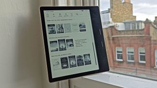 Einer der besten Kindle, der Amazon Kindle Oasis. auf einem Fensterbrett