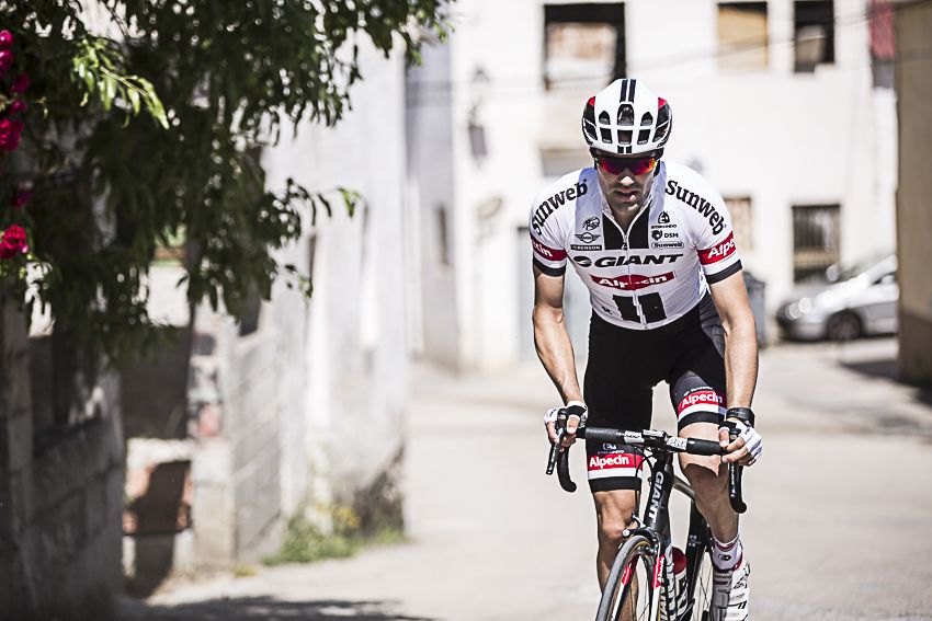 Tom Dumoulin shows off Giant-Alpecin's new white kit