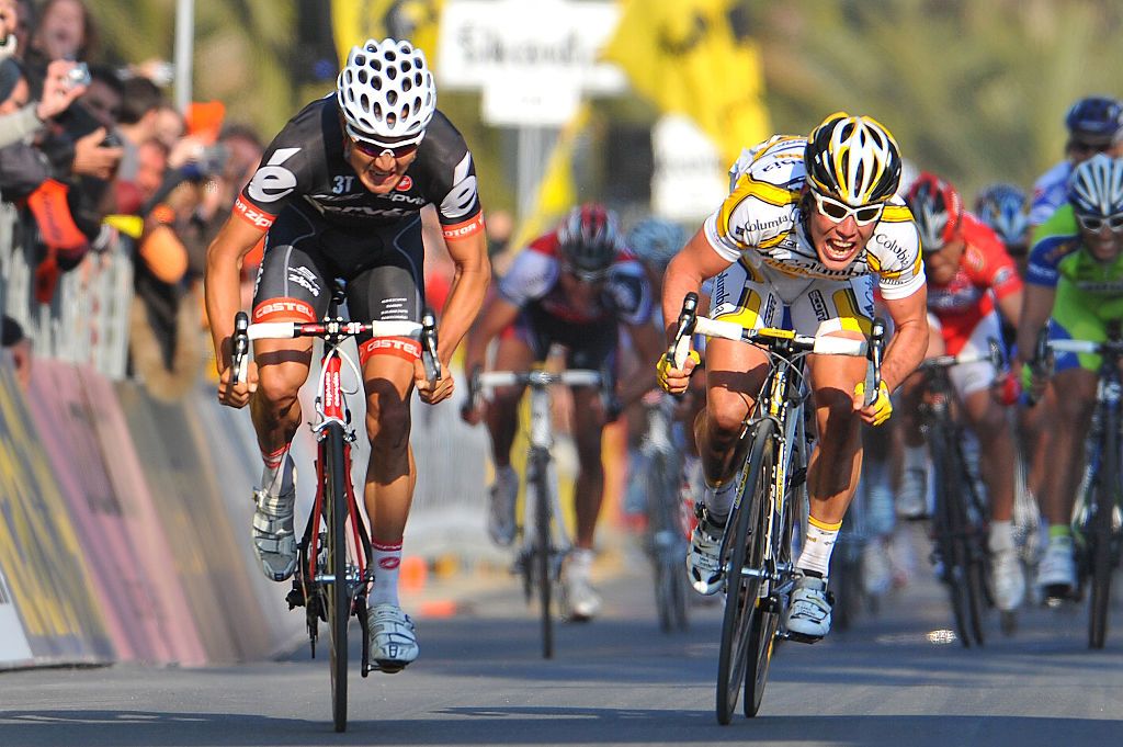 Columbia-Highroad&rsquo;s Mark Cavendish (right) lunges for the line to beat Cerv&eacute;lo TestTeam&rsquo;s Heinrich Haussler at the 2009 Milan-San Remo