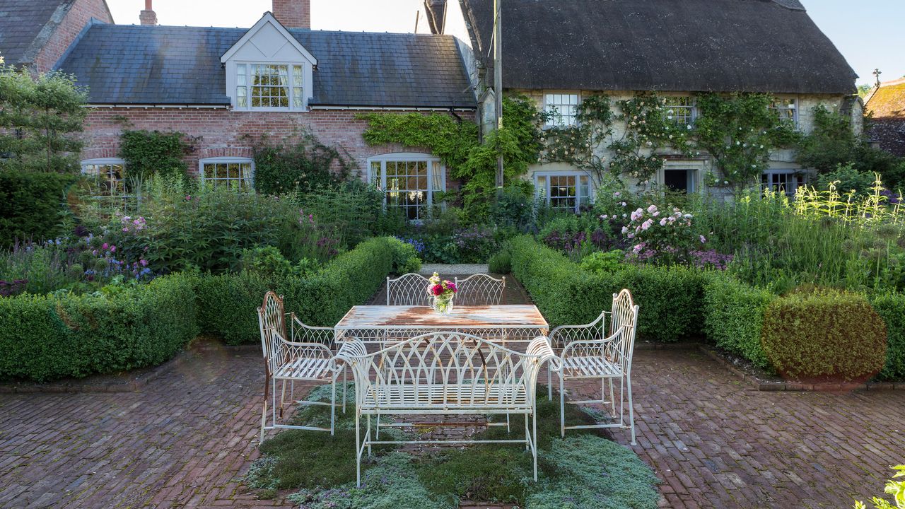 cottage garden patio ideas: outdoor seating