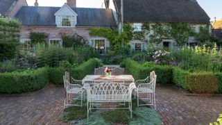 cottage garden patio ideas: outdoor seating