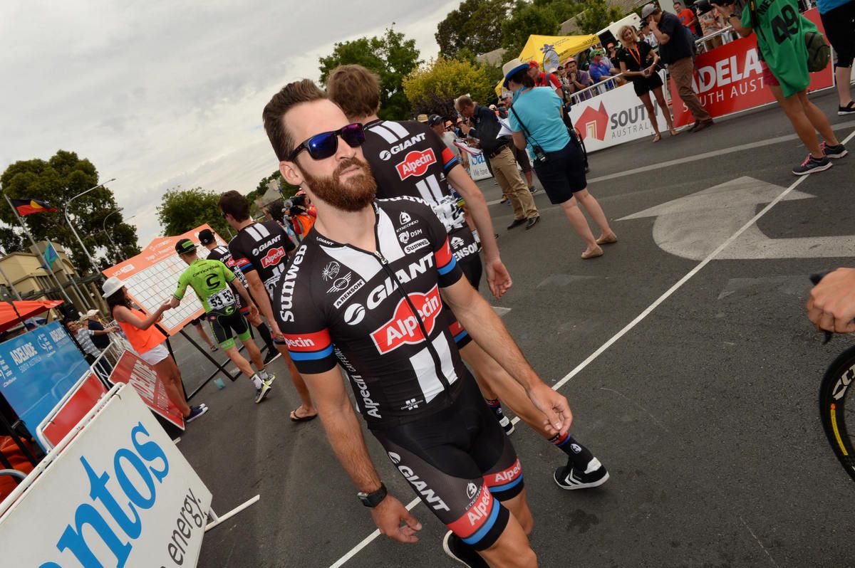Simon Geschke (Giant-Alpecin) walking to sign on