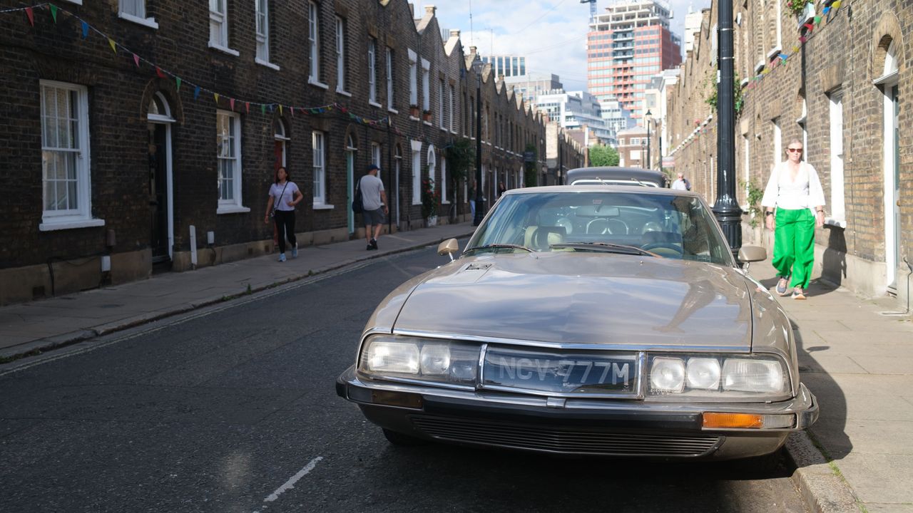 Fujifilm X100VI image gallery: London sidewalk, a classic car is parked, there are old house frontages behind it