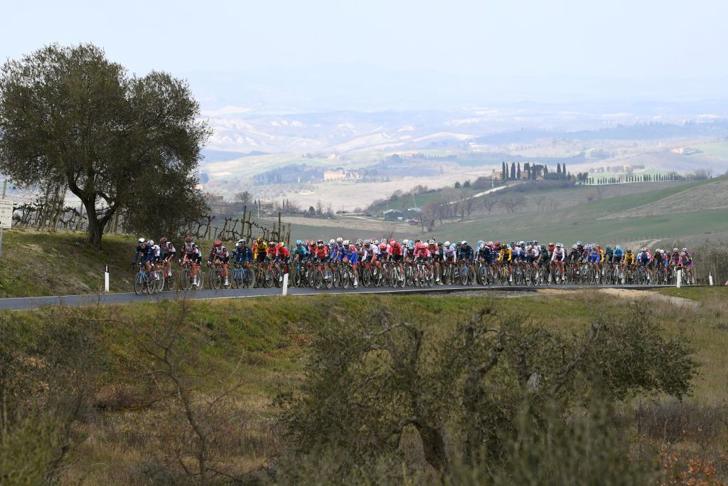 SIENA ITALY MARCH 05 A general view of the peloton competing during the Eroica 16th Strade Bianche 2022 Mens Elite a 184km one day race from Siena to Siena Piazza del Campo 321m StradeBianche WorldTour on March 05 2022 in Siena Italy Photo by Tim de WaeleGetty Images
