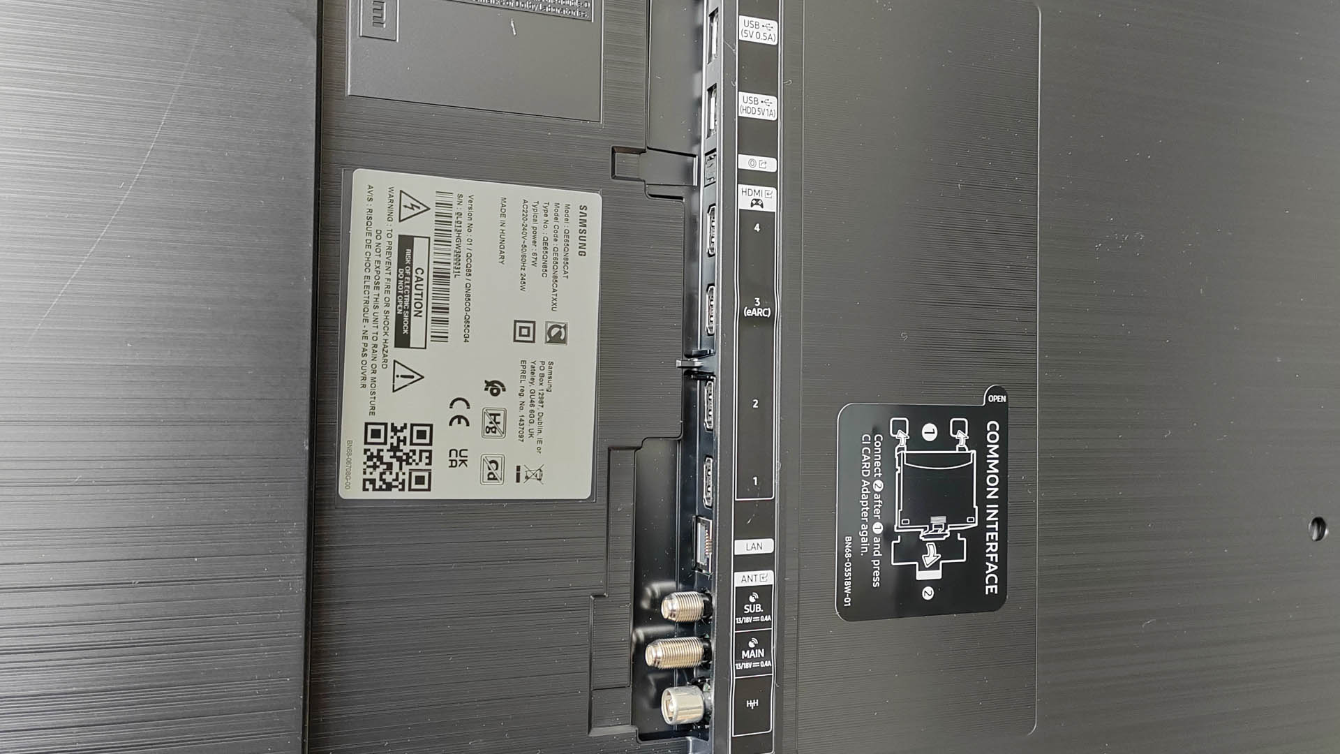 Ports de connexion arrière et support de montage du Samsung QN85C