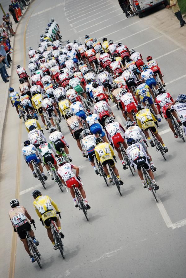An aerial shot of the bunch on stage seven of the Vuelta a Colombia