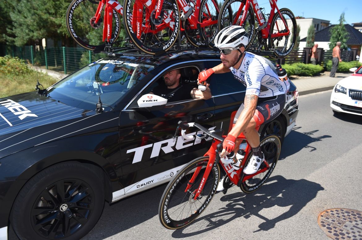 Giacomo Nizzolo drops back for some refreshments