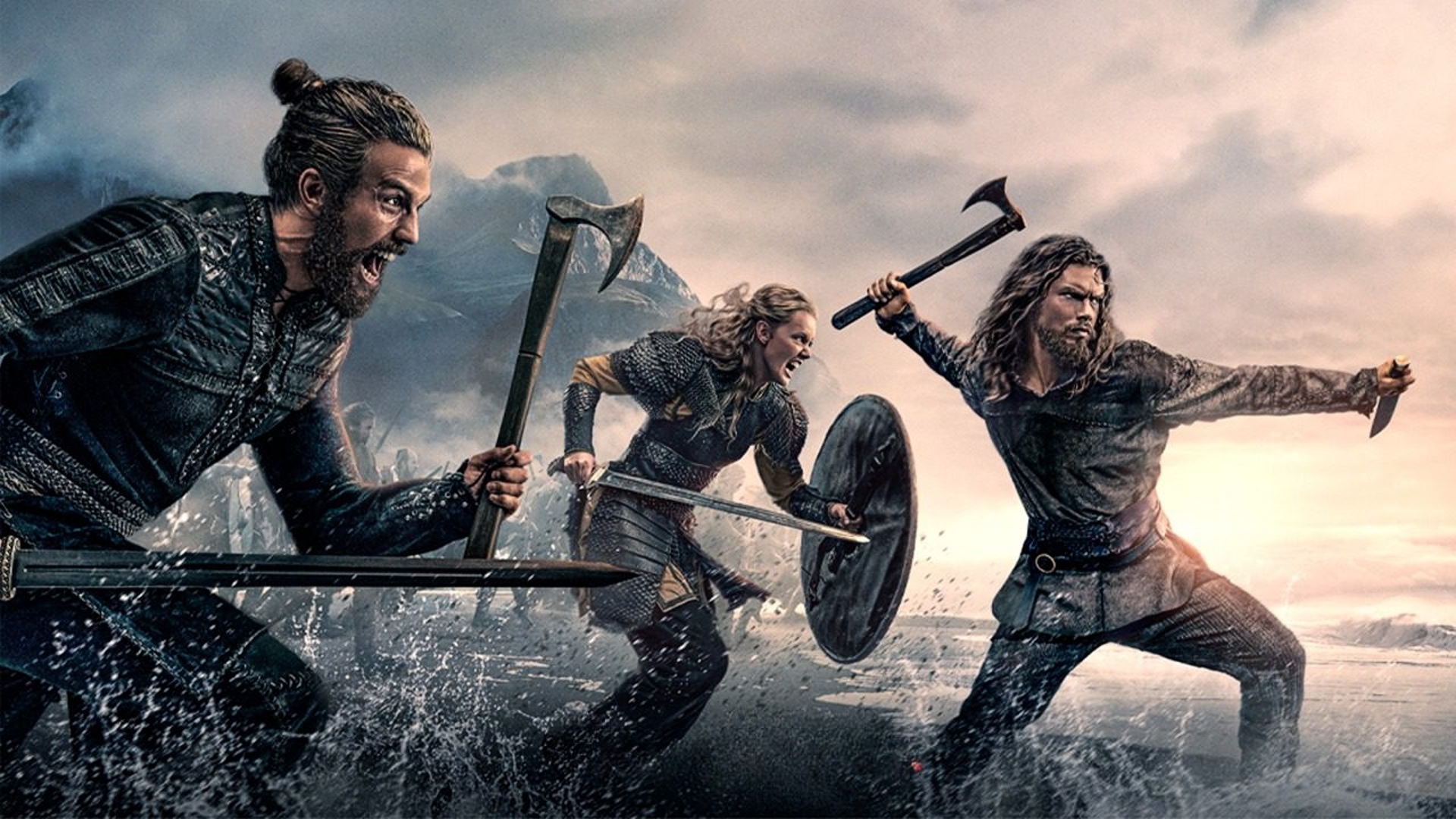 Tre vikinger i vandkanten løber mod en uset fjende med økser og sværd klar til kamp