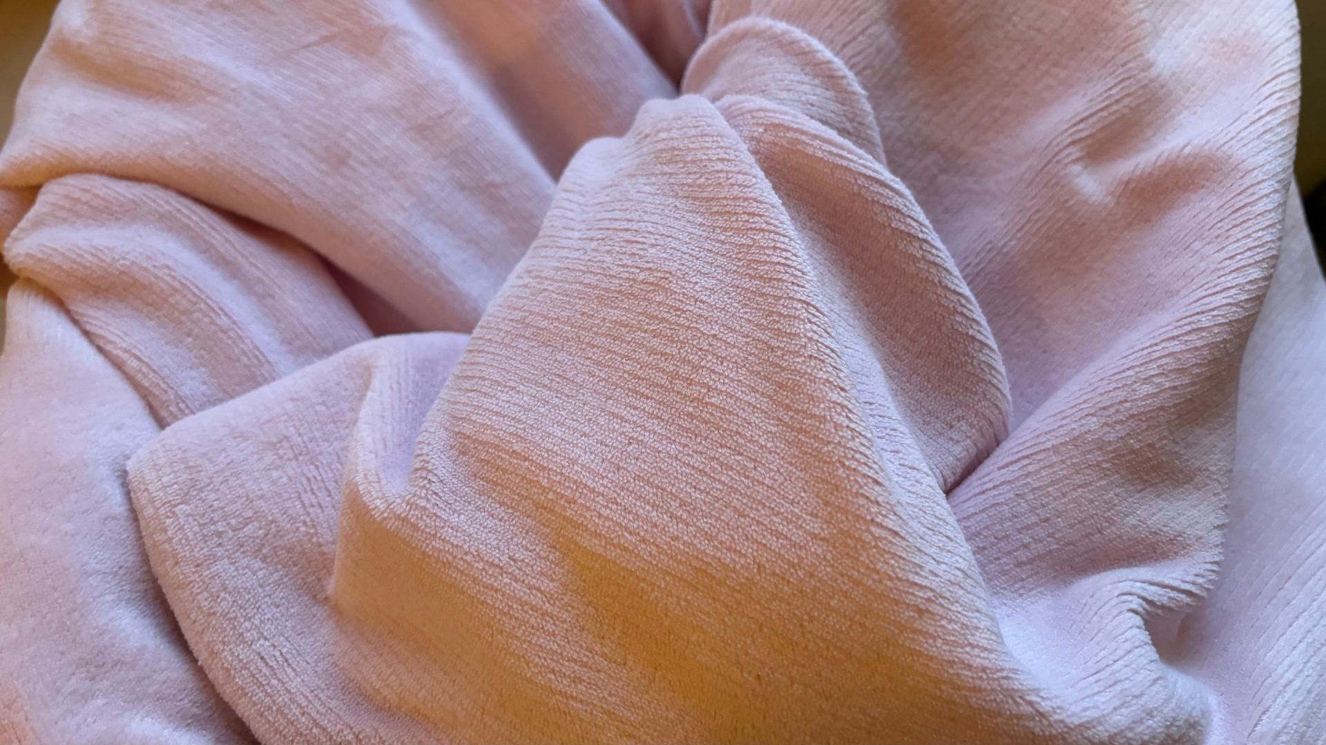 Dreamland Snuggle Up Heated Throw being tested in my home