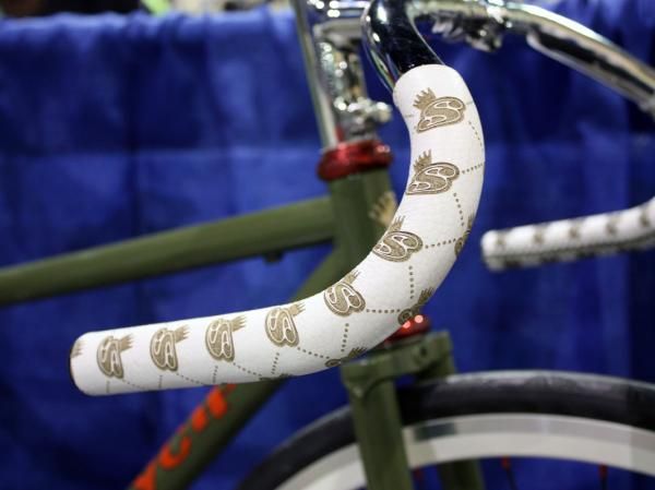 The branding is even more apparent on this white leather handlebar covering.