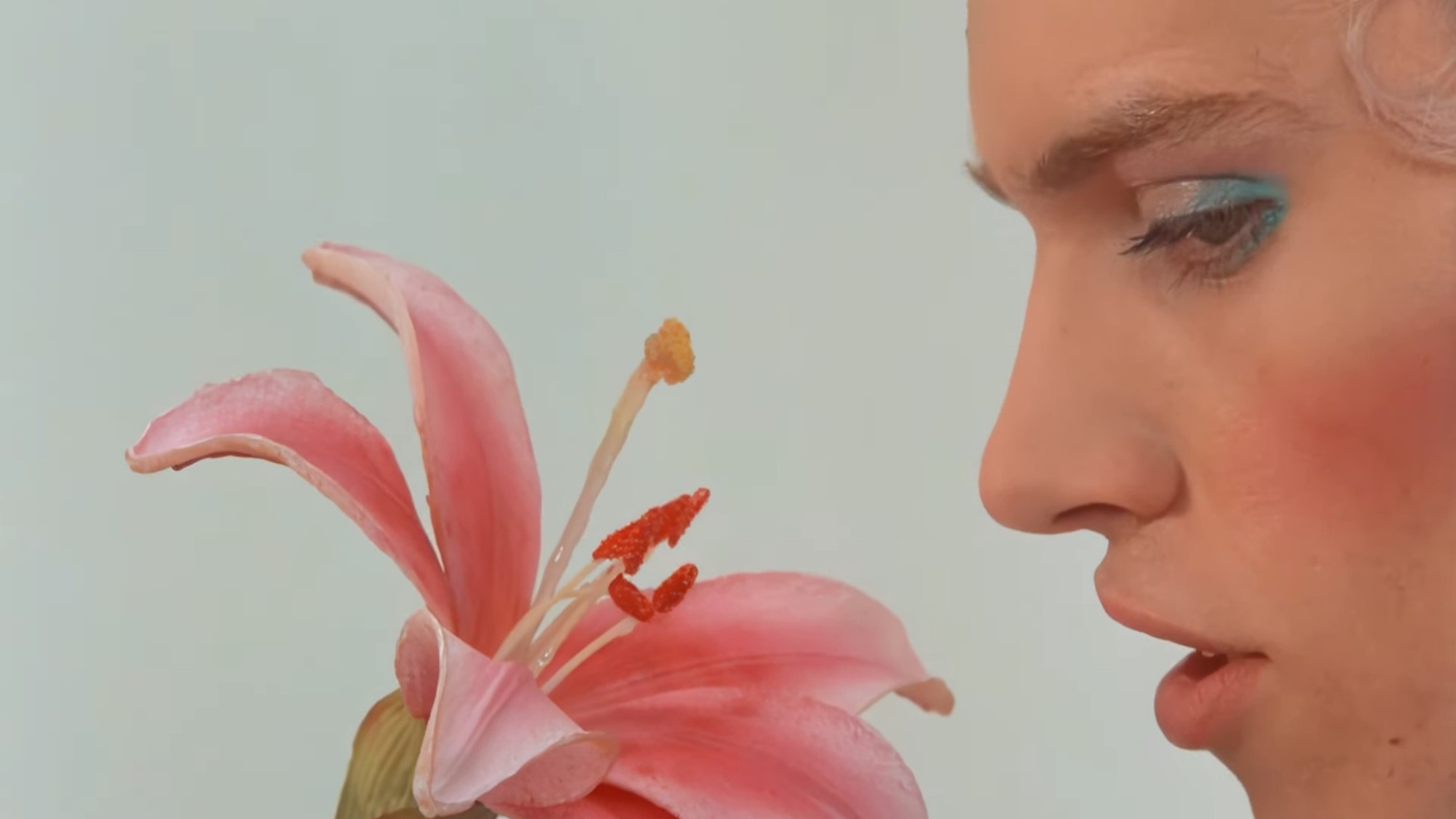 Jonathan Rhys Meyers singing into a flower in Velvet Goldmine