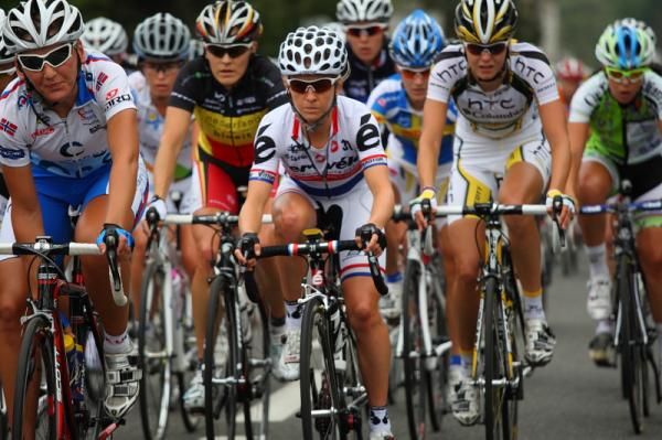 2009 winner in Plouay, Emma Pooley (Cervelo Test Team) in the bunch