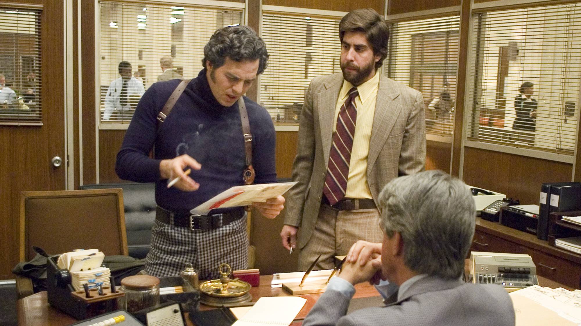 (L-R) Mark Ruffalo as Inspector Dave Toschi and Adam Goldberg as Duffy Jennings in "Zodiac"